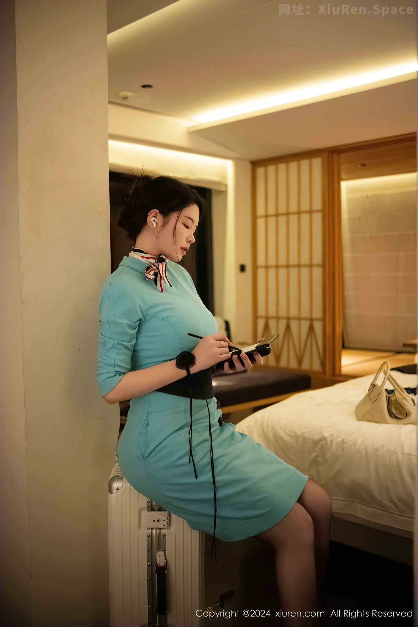 图片[5]-[XiuRen秀人网] VOL.9609 模特樱桃小犊子蓝色空姐制服露黑色内衣配黑丝吊袜极致魅惑写真41P-秀人网官方网站